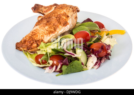 Frischer kalter Braten Huhn Quartal gemeinsam mit einem Sommergarten Salat auf Teller serviert gegen einen weißen Hintergrund mit Keine Personen Stockfoto