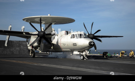 Ein E - 2C Hawkeye, zuvor zugewiesen, die Wallbangers von Carrier Airborne frühe Warnung Squadron (VAW) 117, bereitet sich auf Start Stockfoto