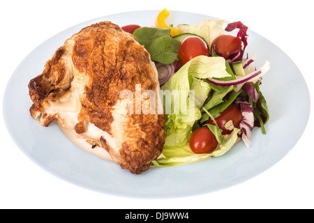 Frischer kalter Braten Huhn Quartal gemeinsam mit einem Sommergarten Salat auf Teller serviert gegen einen weißen Hintergrund mit Keine Personen Stockfoto