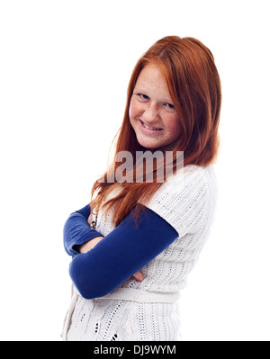 Rotes Haar Mädchen lächelnd mit verschränkten Armen - isoliert Stockfoto