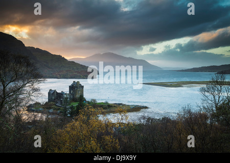 Eilean Donan Castle im frühen Abendlicht blickte Loch Alsh, Western Highlands, Schottland Stockfoto
