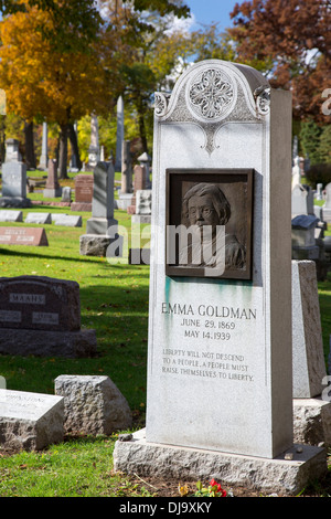 Forest Park, Illinois - das Grab von Emma Goldman im Hause Waldfriedhof. Stockfoto