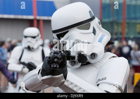 Cosplayer verkleidet als imperiale Sturmtruppen aus Star Wars besuchen Birmingham-Comic-Con im NEC Stockfoto