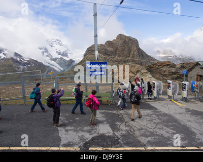 Asiatische Touristen und Wanderer die Gornergrat Bahn ein Zahnrad oder Zahnradbahn in der Schweiz an der Station Rotenboden aussteigen Stockfoto