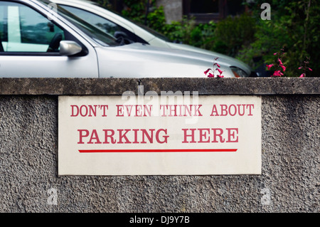 "Nicht selbst denken über parken hier" Zeichen. Kapitän Französisch Lane, Kendal, Cumbria, England, Vereinigtes Königreich, Europa. Stockfoto