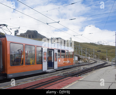 Die Gornergrat Bahn ein Zahnrad oder Zahnradbahn in Zermatt Schweiz an der Station Riffelberg Stockfoto