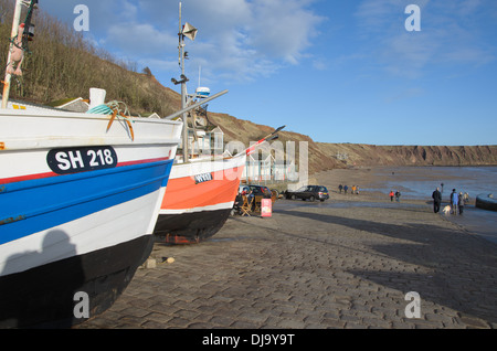 Traditionelle Küstenfischerei Boote bekannt als Cobles auf der Slipanlage an der Küste Badeort Filey Stockfoto