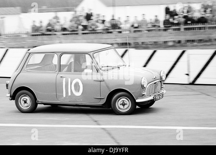 Mini-Cooper auf die Schikane bei der Mitgliederversammlung, Goodwood, England 19. März 1960. Stockfoto