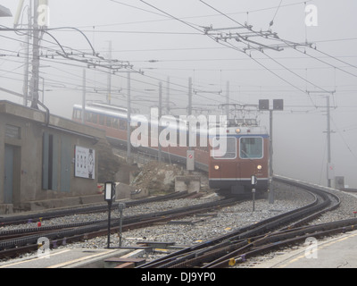 Die Gornergrat Bahn ein Zahnrad oder Zahnradbahn in Schwellenländern aus dem Nebel an der Station Riffelberg Zermatt-Schweiz Stockfoto