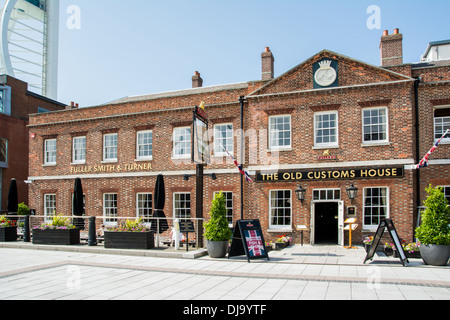 Der alte Zoll Public House, Hafen von Portsmouth, Hampshire. Stockfoto