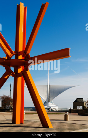 Die Berufung von Mark di Suveros mit Milwaukee Art Museum im Hintergrund. Stockfoto