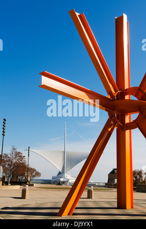 Die Berufung von Mark di Suveros mit Milwaukee Art Museum im Hintergrund. Stockfoto