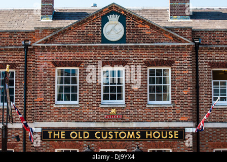 Der alte Zoll Public House, Hafen von Portsmouth, Hampshire. Stockfoto