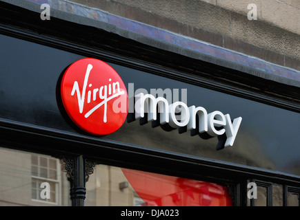 Virgin Money Logo. Stricklandgate, Kendal, Cumbria, England, Vereinigtes Königreich, Europa. Stockfoto