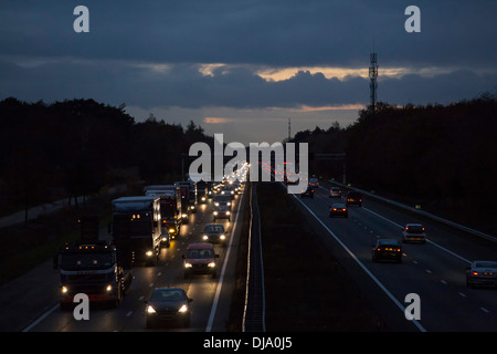24 Stunden Verkehr bei der Autobahn A67 in den Niederlanden mit PKW und LKW (Richtung Deutschland) über den Fall der Nacht. Stockfoto
