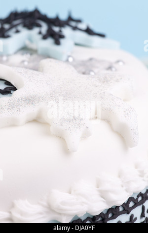 Weihnachten Feier Kuchen mit Schneeflocken-Hochformat Stockfoto