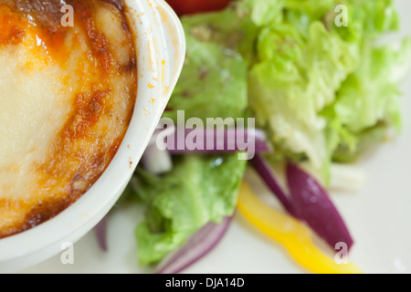 Nahaufnahme von Lasagne und Salat Stockfoto