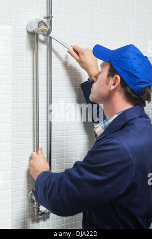 Ernst Klempner Reparatur Duschkopf Stockfoto