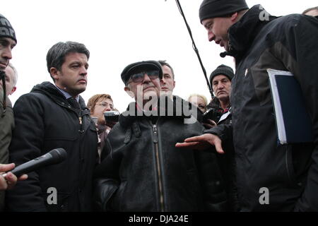 (131125)--TOMASICA, 25. November 2013 (Xinhua)--Theodor Meron (C), Präsident des internationalen Strafgerichtshofs für das ehemalige Jugoslawien (ICTY), wendet sich an Journalisten bei seinem kurzen Besuch in einem Massengrab in der Nähe von Tomasica, einem Dorf in Bosnien und Herzegowina, 25. November 2013. Forensische Experten aus internationalen Organisationen haben Reste von ca. 430 Opfer in den Massengräbern, überwiegend muslimischen Bosniaken und Kroaten durch Serben während des Krieges 1992-1995 getötet gefunden. (Xinhua/Haris Memija) Bildnachweis: Xinhua/Alamy Live-Nachrichten Stockfoto