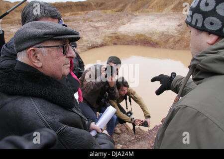 (131125)--TOMASICA, 25. November 2013 (Xinhua)--Theodor Meron (L), Präsident des internationalen Strafgerichtshofs für das ehemalige Jugoslawien (ICTY), besucht ein Massengrab in der Nähe von Tomasica, einem Dorf in Bosnien und Herzegowina, 25. November 2013. Forensische Experten aus internationalen Organisationen haben Reste von ca. 430 Opfer in den Massengräbern, überwiegend muslimischen Bosniaken und Kroaten durch Serben während des Krieges 1992-1995 getötet gefunden. (Xinhua/Haris Memija) Bildnachweis: Xinhua/Alamy Live-Nachrichten Stockfoto