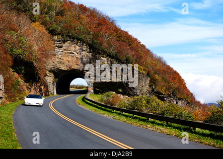 Ein Reisender in einem Sportwagen durchläuft die schroffen Pinnacle-Tunnel auf der Blue Ridge Parkway in der Nähe von Asheville, North Carolina. Stockfoto