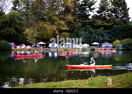 Die Menschen Sie genießen Freizeit Kanus und Kajaks an einem See in Black Mountain, North Carolina Stockfoto