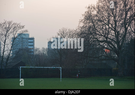 Ein Torpfosten vor einigen Rat Mieter Blöcke in London mit den Sonnenuntergang Stockfoto