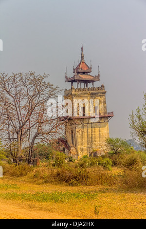 Nanmyin oder Wachturm von Ava in Mandalay, Myanmar - schiefen Turm. Stockfoto