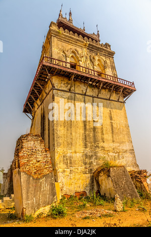 Nanmyin oder Wachturm von Ava in Mandalay, Myanmar - schiefen Turm. Stockfoto