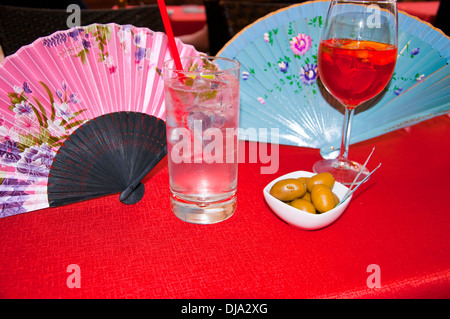 Gin und Tonic und Campari und Soda in die Piazza Erbe in Verona Italien Stockfoto