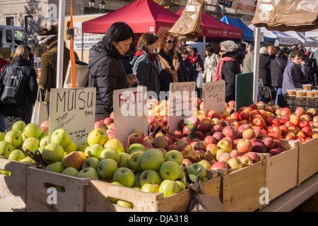 Äpfel in der Union Square Greenmarket am Samstag, 23. November 2013 (© Richard B. Levine) in New York zu verkaufen Stockfoto