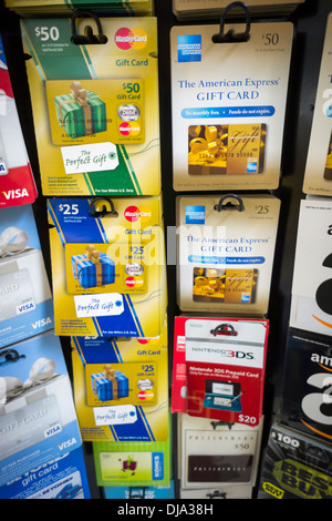 Eine Auswahl von Allzweck Geschenkkarten verkauft in einem Supermarkt in New York Stockfoto