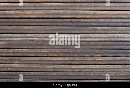 Holz-Hintergrund mit horizontalen dunklen Braun, geteerten Brettern. Stockfoto