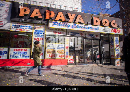 Eine Papaya Dog Fastfood-Restaurant im Stadtteil East Village von New York Stockfoto