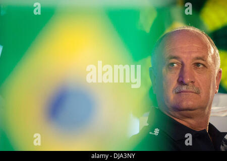 Sao Paulo, Brasilien. 25. November 2013. Brasilianische Fußball-Nationaltrainer Luiz Felipe Scolari besucht eine Pressekonferenz in Sao Paulo, Brasilien, 25. November 2013. (Xinhua/Rahel Patras) (Py) Bildnachweis: Xinhua/Alamy Live-Nachrichten Stockfoto