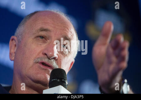 Sao Paulo, Brasilien. 25. November 2013. Brasilianische Fußball-Nationaltrainer Luiz Felipe Scolari besucht eine Pressekonferenz in Sao Paulo, Brasilien, 25. November 2013. (Xinhua/Rahel Patras) (Py) Bildnachweis: Xinhua/Alamy Live-Nachrichten Stockfoto