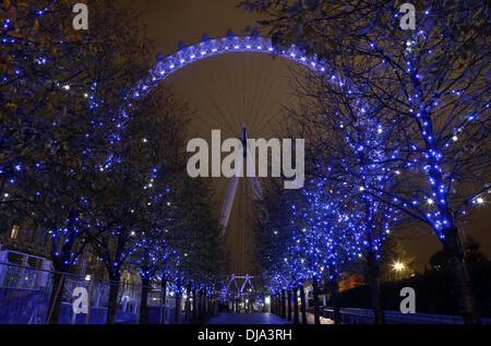 London, Großbritannien. 25. November 2013. Ein Überblick über die Weihnachtsbeleuchtung wird am London Eye Riesenrad am Südufer der Themse in London, England, am 25. November 2013 gesehen. Bildnachweis: Wang Lili/Xinhua/Alamy Live-Nachrichten Stockfoto