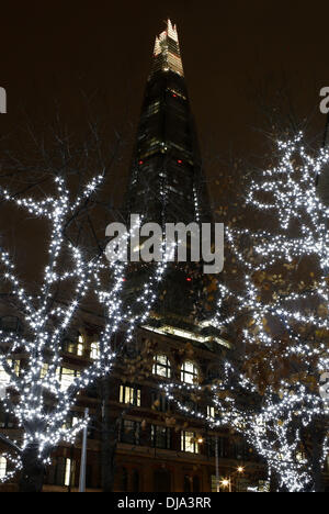 London, Großbritannien. 25. November 2013. Ein Überblick über die Weihnachtsbeleuchtung wird vor die Scherbe in London, England, am 25. November 2013 gesehen. Bildnachweis: Wang Lili/Xinhua/Alamy Live-Nachrichten Stockfoto