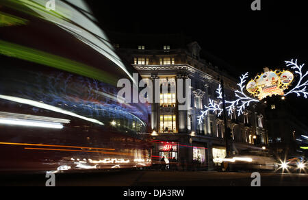 London, Großbritannien. 25. November 2013. Ein Überblick über die Weihnachtsbeleuchtung wird am Oxford Circus in London, England, am 25. November 2013 gesehen. Bildnachweis: Wang Lili/Xinhua/Alamy Live-Nachrichten Stockfoto