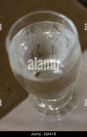 Ein Glas Wasser auf einem Tisch Stockfoto