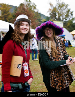 Zwei Frauen freiwillige auf der Blatt-Festival (See Eden Arts Festival), Black Mountain North Carolina. Stockfoto