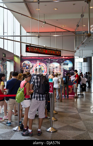 Touristen in der Warteschlange für die Duck Tour und andere Touren in Singapur, auf der Suche nach ihrer Stadttour am Suntec City Tower 5 Stockfoto