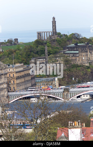 Waverley Bahnhof und Brücke in Edinburgh, wie von den Höhen des Schlosses zu sehen. Sight-seeing-Busse und Calton Hill gesehen Stockfoto