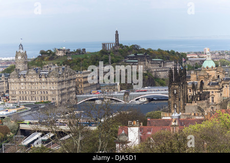 Bahnhof Waverley und Clock Tower in Edinburgh. Dies ist das Balmoral Hotel mit Sightseeing-Busse, Züge unten Stockfoto