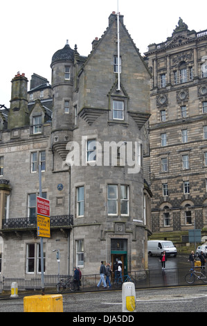 Denkmalgeschützte Gebäude und Geschäfte gegenüber Waverley-Bahnhof, in der Nähe der Brücke und in der Nähe von Edinburgh Castle Stockfoto