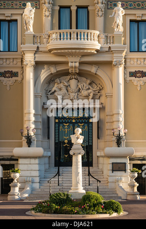 Außenseite der Salle Garnier mit Büste von Massenet, Opéra de Monte-Carlo, Monaco Stockfoto