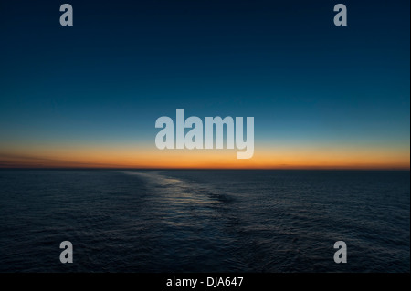 Ruhiges Meerwasser bei Sonnenuntergang. Stockfoto