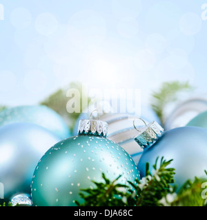 Weihnachts-Dekorationen und Ornamente mit blauem Hintergrund Textfreiraum Stockfoto