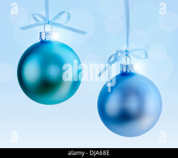 Zwei Bänder mit blauem Hintergrund hängen Weihnachtsschmuck Stockfoto