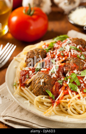 Hausgemachte Spaghetti und Fleischbällchen Nudeln mit Basilikum und Marinara Stockfoto